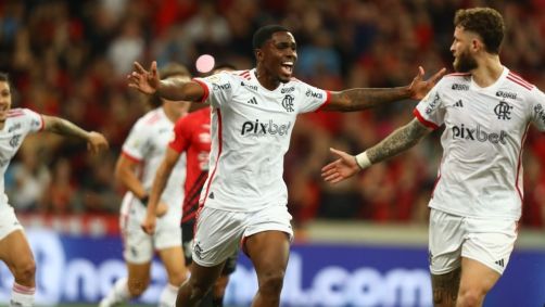 Evertton Araújo comemora seu gol com a camisa do Flamengo