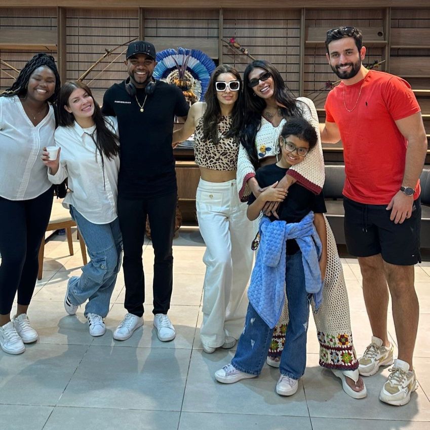 Raquele Cardozo, Jaqueline Grohalski, Davi Brito, Beatriz Reis, Pocah e Matteus Amaral chegam em Parintins / Instagram/ Beatriz Reis