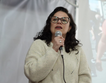Fabiana Sanguiné é branca, usa óculos e veste um tricô