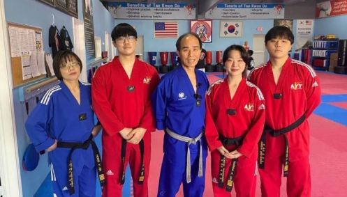 Família de atletas de taekwondo dos EUA salva vizinha de tentativa de estupro