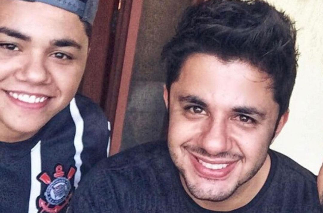Irmão de Cristiano Araújo posa com cantor em foto de IA: “Meu menino”