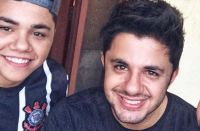 Irmão de Cristiano Araújo posa com cantor em foto de IA: "Meu menino"