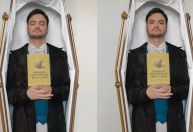 Felipe Neto posta foto dentro de caixão para homenagear Machado de Assis
