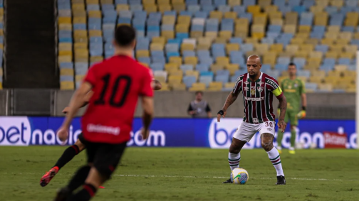 Felipe Melo em partida contra o Atlético-GO