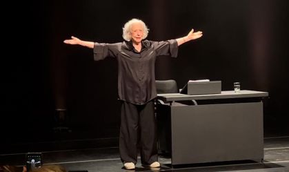 Fernanda Montenegro ganha "Parabéns pra Você" em coro de plateia no Ibirapuera