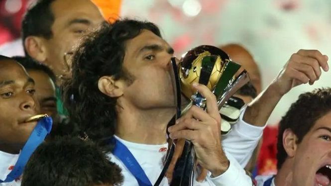 Fernandão com a taça do Mundial de Clubes conquistada sobre o Barcelona, em 2006