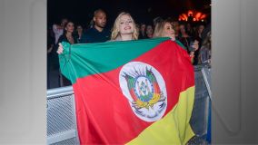Sonza se emocionou com os clássicos de sertanejo e foi homenageada por cantores, que apontaram para onde ela estava