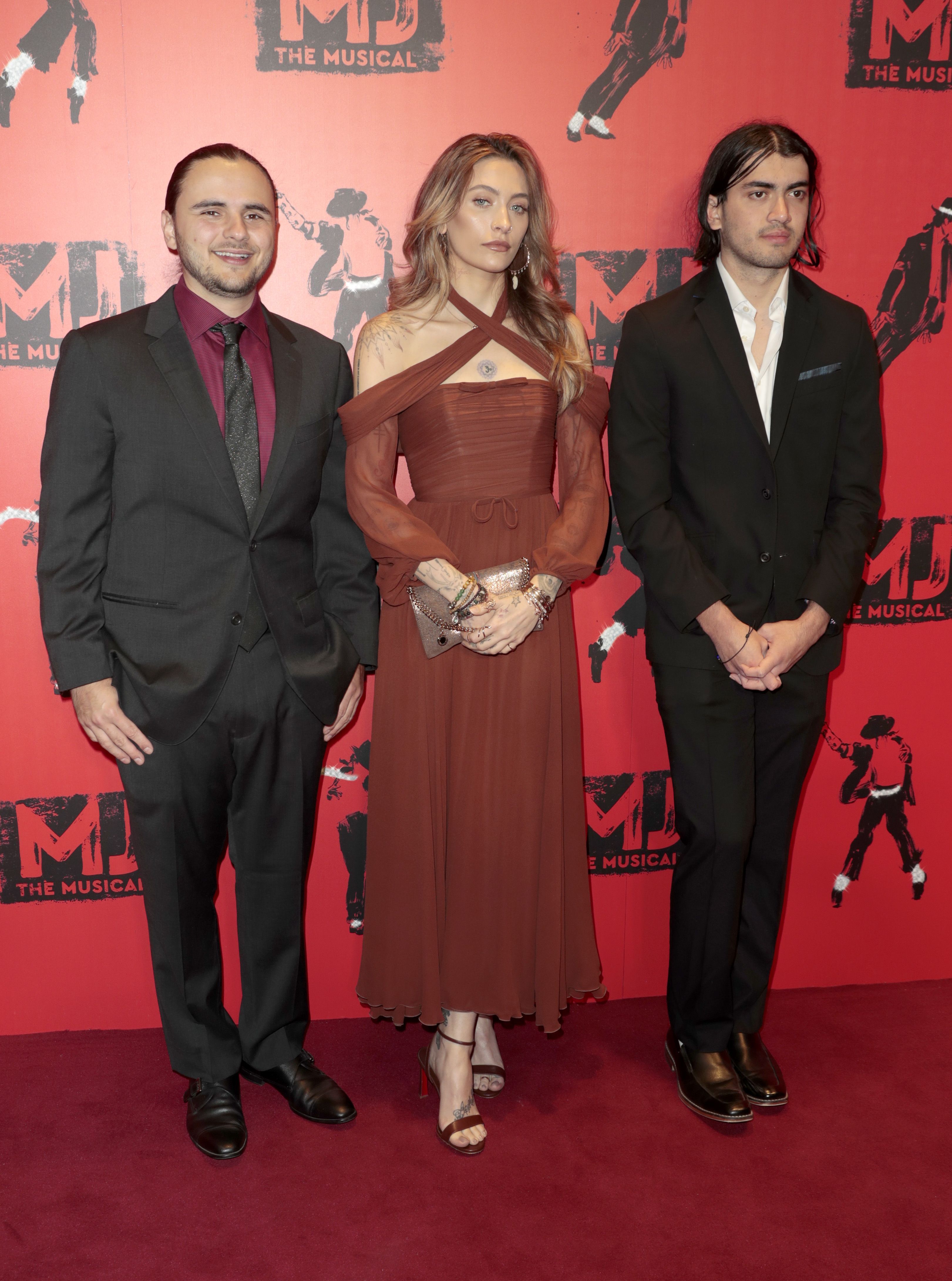 Filhos de Michael Jackson no tapete vermelho do "MJ: The Musical", em Londres / John Phillips/Getty Images