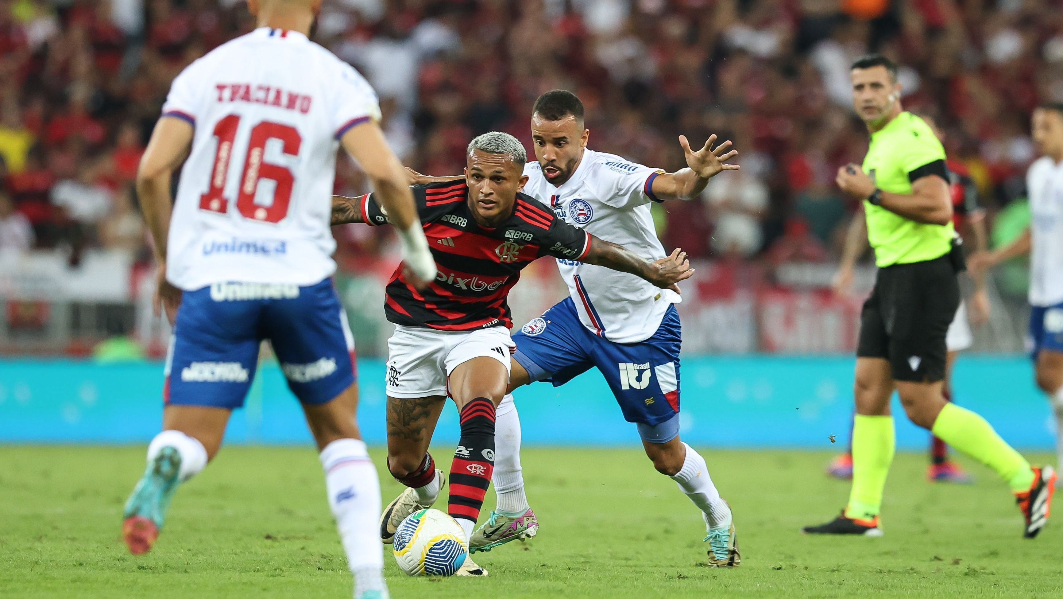 Lance de Flamengo x Bahia pela 10ª rodada do Campeonato Brasileiro