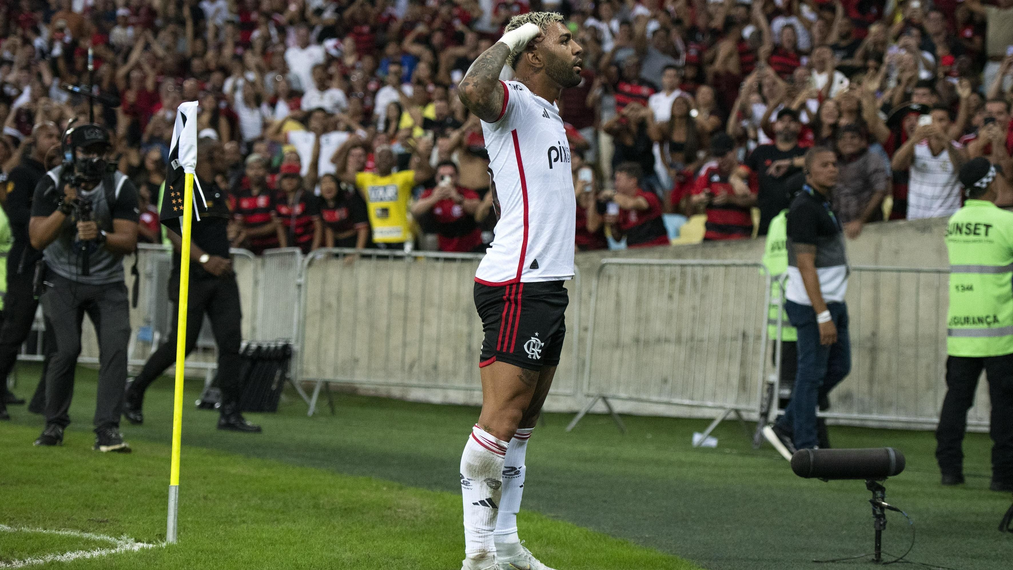 Gabigol comemora seu gol, o sexto do massacre rubro-negro sobre o Vasco