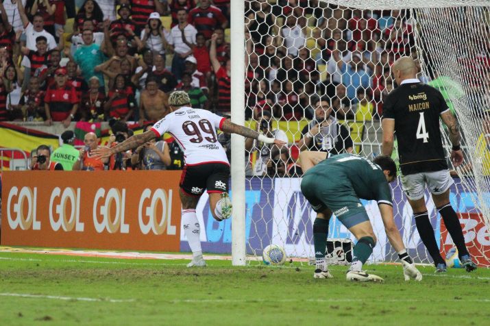 Gabigol comemora seu gol, o sexto do massacre rubro-negro sobre o Vasco / Divulgação/Twitter/Brasileirão Betano