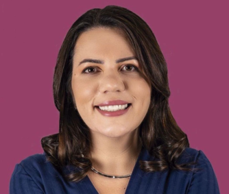 Flávia Alves (Solidariedade) é branca, tem cabelo médio castanho e sorri