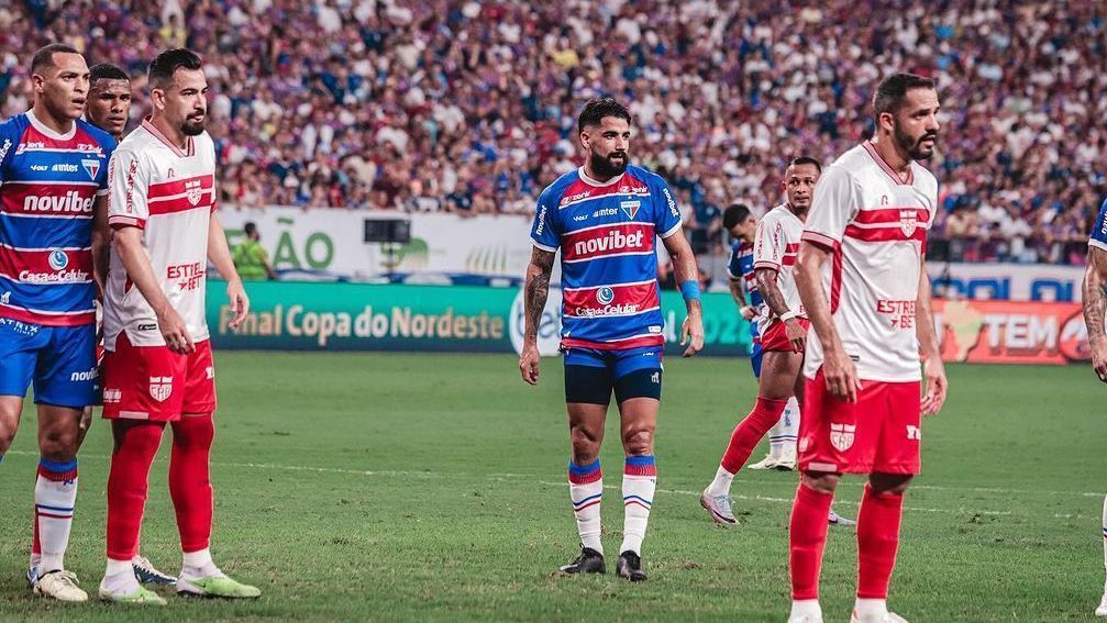 Lance de Fortaleza x CRB, jogo de ida da final da Copa do Nordetes