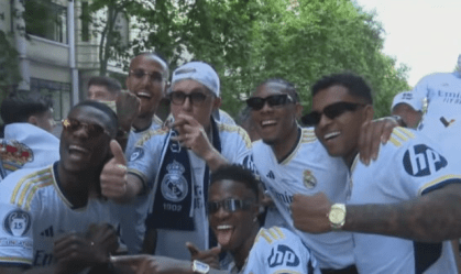 Jogadores e Carlo Ancelotti tiram foto em comemoração do título da Champions League