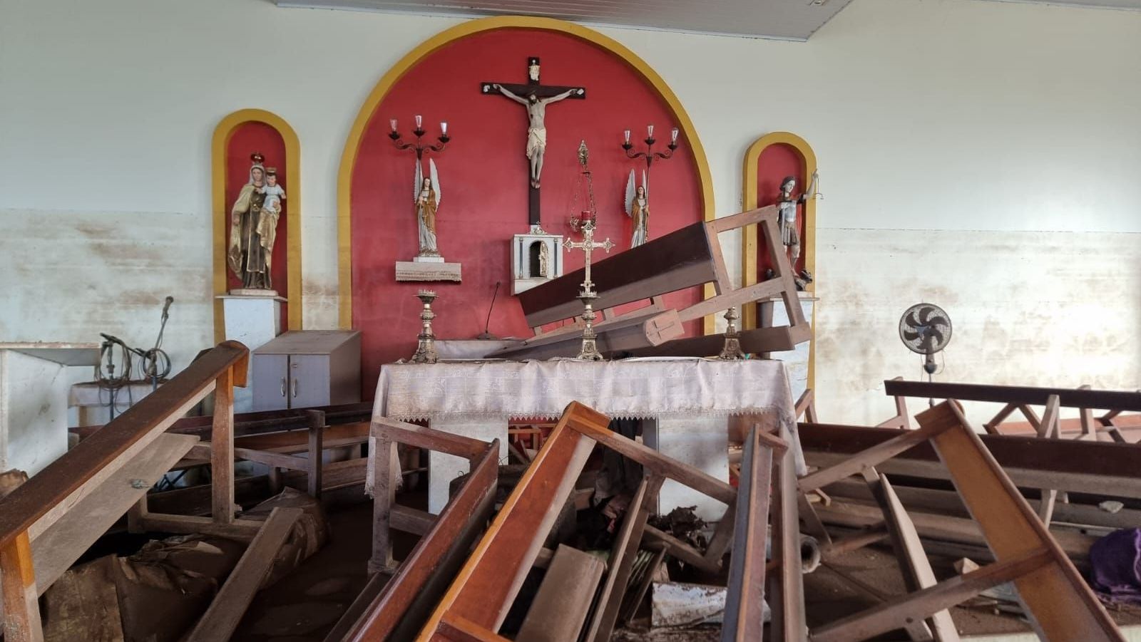 Igreja São Miguel após enchentes