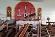 Objetos ficam intactos em igreja atingida por enchente no RS; veja imagens