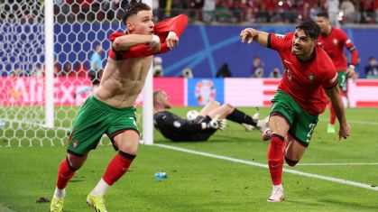 Francisco Conceição, de 21 anos, tira a camisa para comemorar o gol da vitória de Portugal nos acréscimos