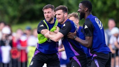 Füllkrug e Rüdiger em treino de cruzamentos da seleção da Alemanha
