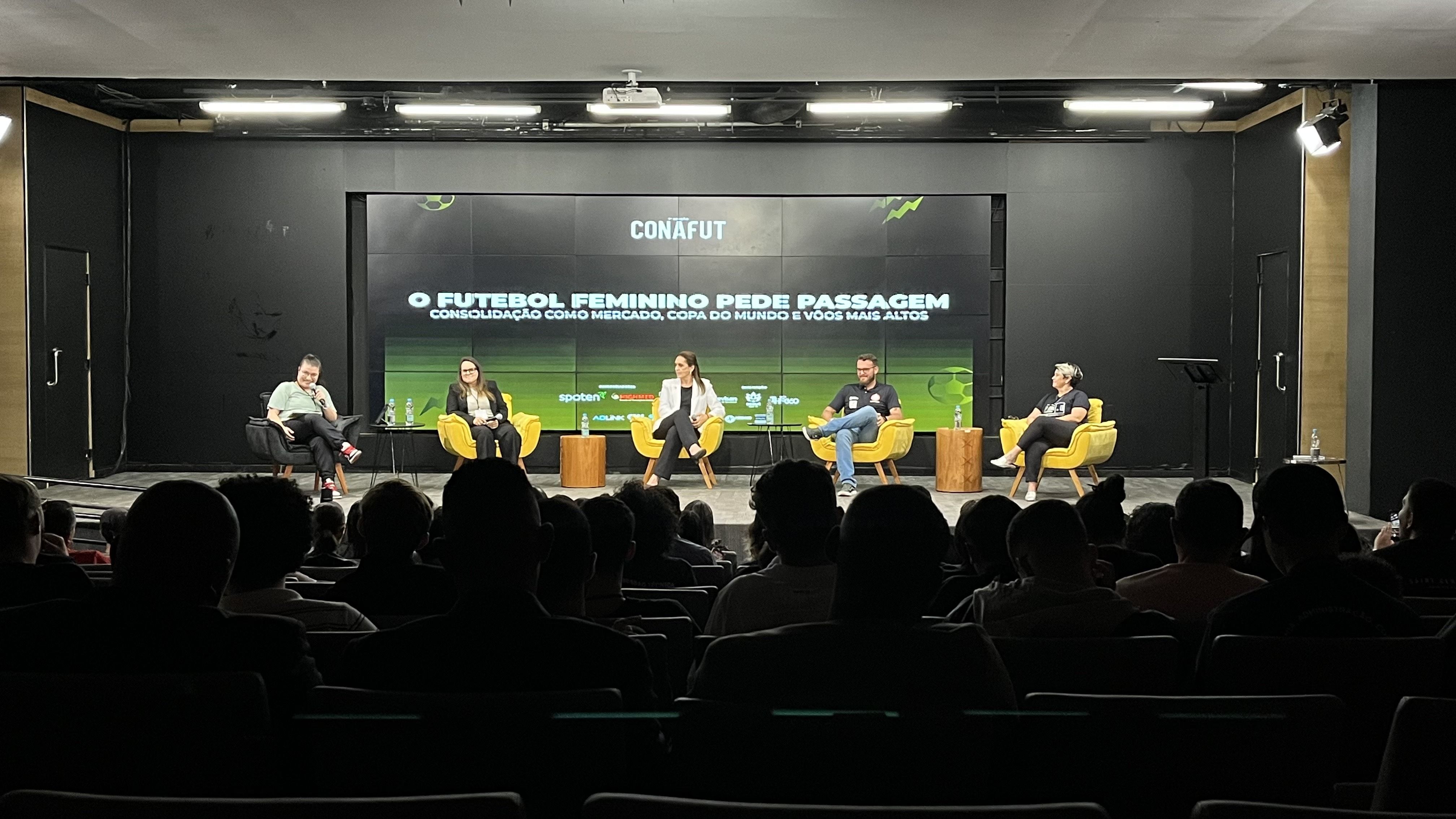 Painel sobre futebol feminino na Conafut, com Japa Mayumi, Nuty Silveira, Íris Sesso, Lucas Almeida e Sandra Santos / Luccas Oliveira