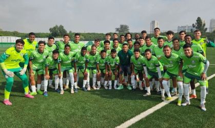 Gabriel Jesus visita CT da base do Palmeiras e se impressiona: "Está bem diferente"