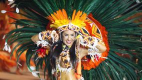 Isabelle Nogueira, ex-BBB e cunhã-poranga do Garantido, na primeira noite do Festival de Parintins