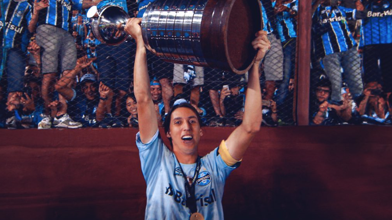 Pedro Geromel foi campeão da Libertadores com o Grêmio em 2017 • Foto: Divulgação/ @Gremio