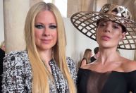 Gkay posa ao lado de Avril Lavigne na semana de alta-costura de Paris