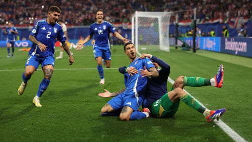 Mattia Zaccagni comemora o gol marcado aos 51 minutos do segundo tempo que classificou a Itália contra a Croácia