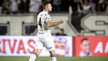 William Machado comemora o gol da vitória do Operário-PR sobre o Santos pela Série B