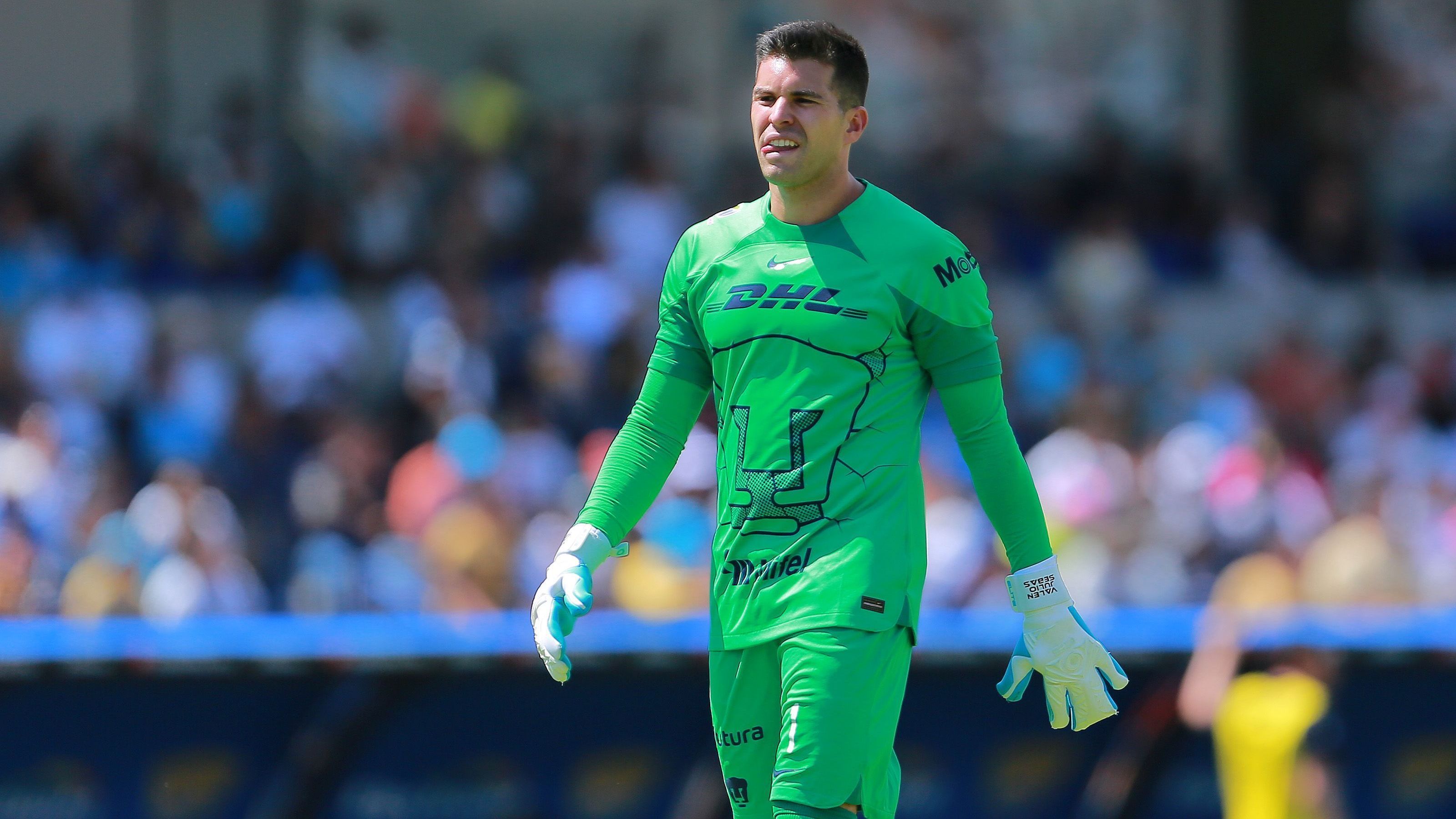 Goleiro Julio González com sua luva de quatro dedos
