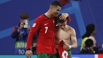 Francisco Conceição é abraçado por Cristiano Ronaldo após fazer o gol de Portugal