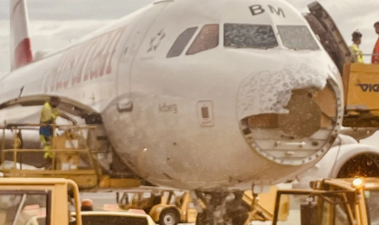 Avião da Austrian Airlines é gravemente danificado após tempestade de granizo