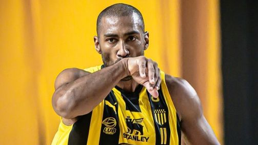 Granger, jogador de basquete do Peñarol, do Uruguai