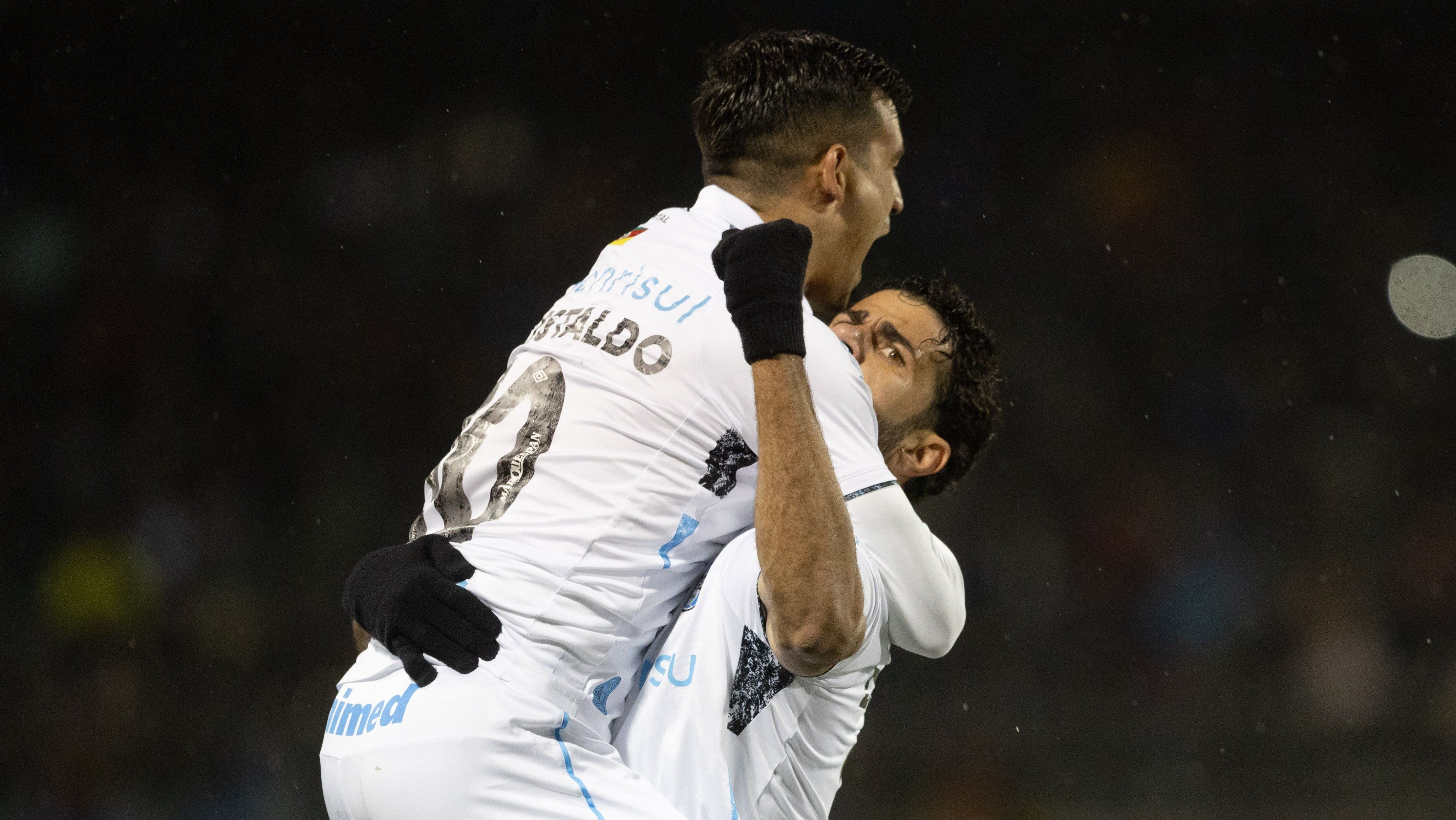 Diego Costa e Cristaldo comemoram gol sobre o Huachipato pela Libertadores