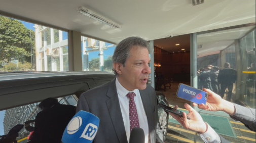 Ministro da Economia, Fernando Haddad, fala com jornalistas no prédio da pasta sobre MP que mexe no PIS/Cofins, em 10/06/2024