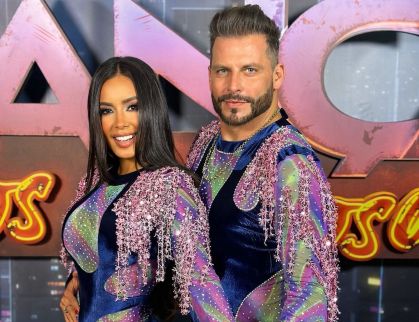 Henri Castelli posa ao lado de Tatiana Scarletti com fantasias brilhantes
