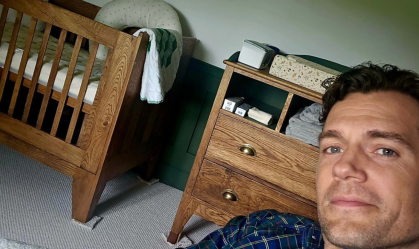 Henry Cavill posta foto ao lado de berço e pede dicas sobre paternidade; veja