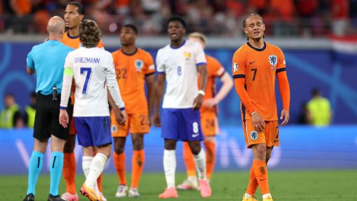 Xavi Simons lamenta o gol anulado para a Holanda contra a França