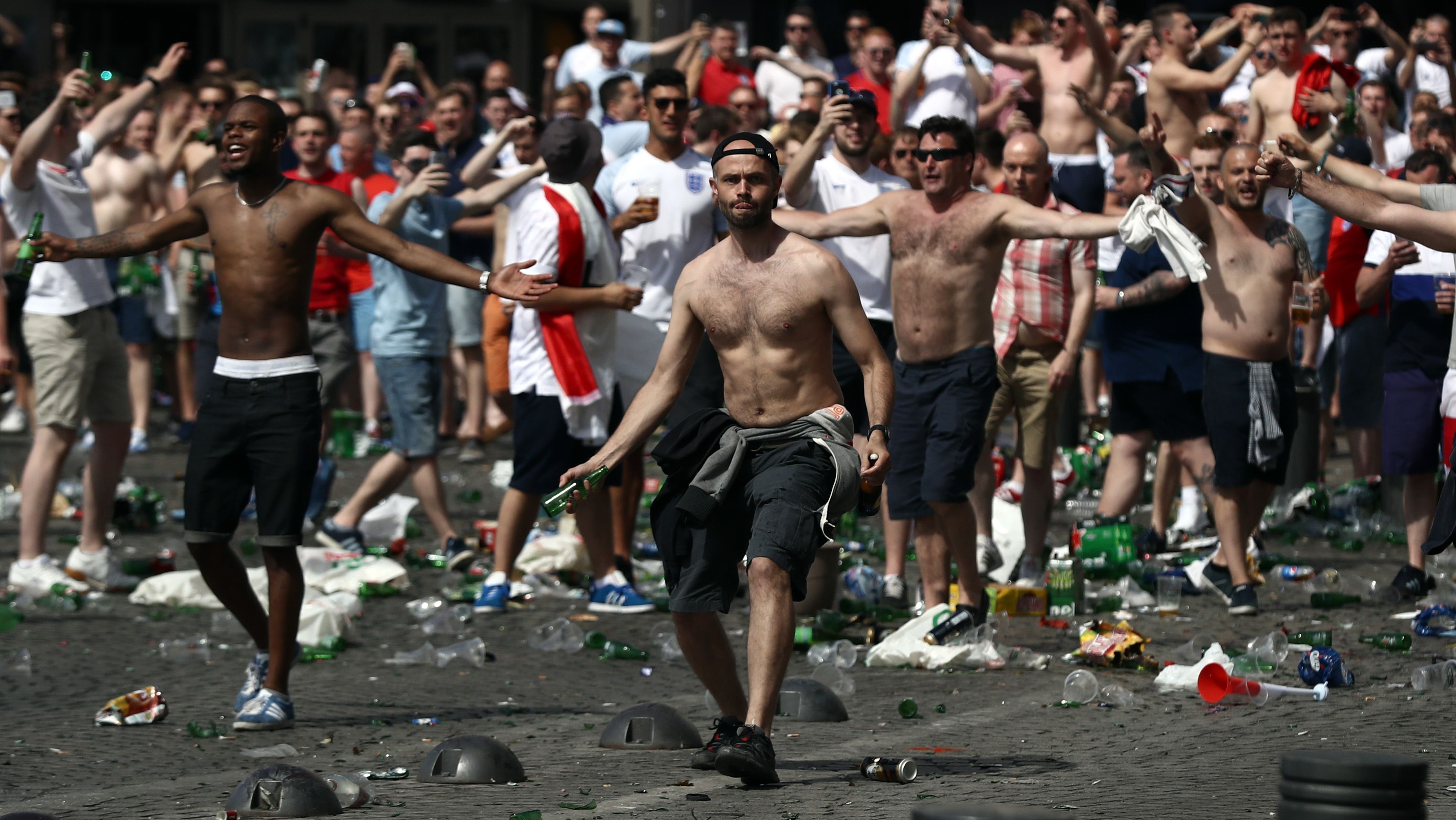 Torcedores ingleses entraram em confronto com russos na Euro 2016 / Carl Court/Getty Images