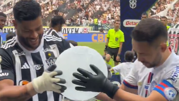 Hulk e Everton Ribeiro entraram em campo com uma bola de gelo