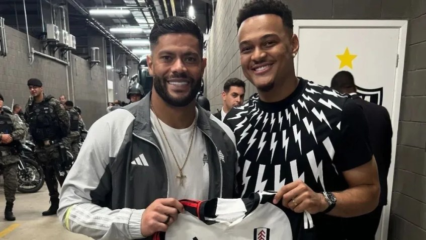 Rodrigo Muniz presenteia Hulk na Arena MRV / Reprodução/Instagram