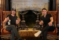 "The Vampire Diaries": Ian Somerhalder e Paul Wesley visitam casa da série