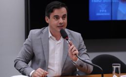 Capitão Wagner é branco e tem cabelo preto. Veste terno cinza e camiseta branca.