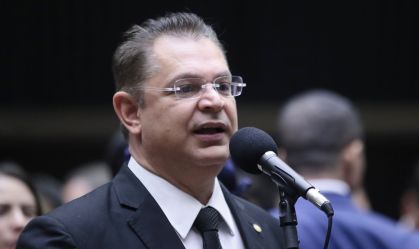 Líder do PL na Câmara se solidariza após Zambelli anunciar que saiu do país