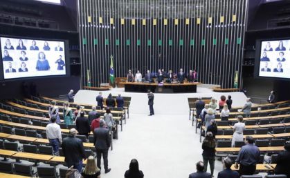 Imagem mostra o plenário da Câmara dos deputados no dia em que o PL que equipara a pena do aborto a de homicídio simples foi aprovado para tramitar em regime de urgência. Foto mostra a bancada e os bancos do interior da Câmara, deputados em pé e está em plano aberto.