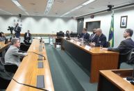 Comissão da Câmara rejeita projeto que veta menores de idade em clube de tiro