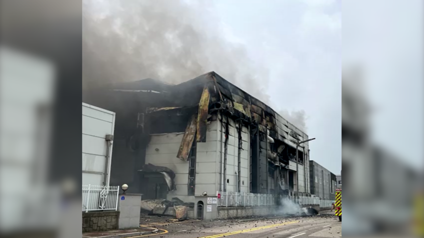 Fábrica de baterias na Coreia do Sul incendiada / Corpo de Bombeiros de Gyeonggi-Do/ Divisião de Informações de Transporte de Gyeonggi-Do