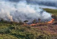 Bombeiros combatem incêndios no Pantanal há 77 dias; ribeirinhos são resgatados
