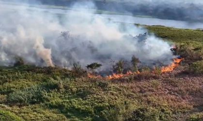 Bombeiros combatem incêndios no Pantanal há 77 dias; ribeirinhos são resgatados