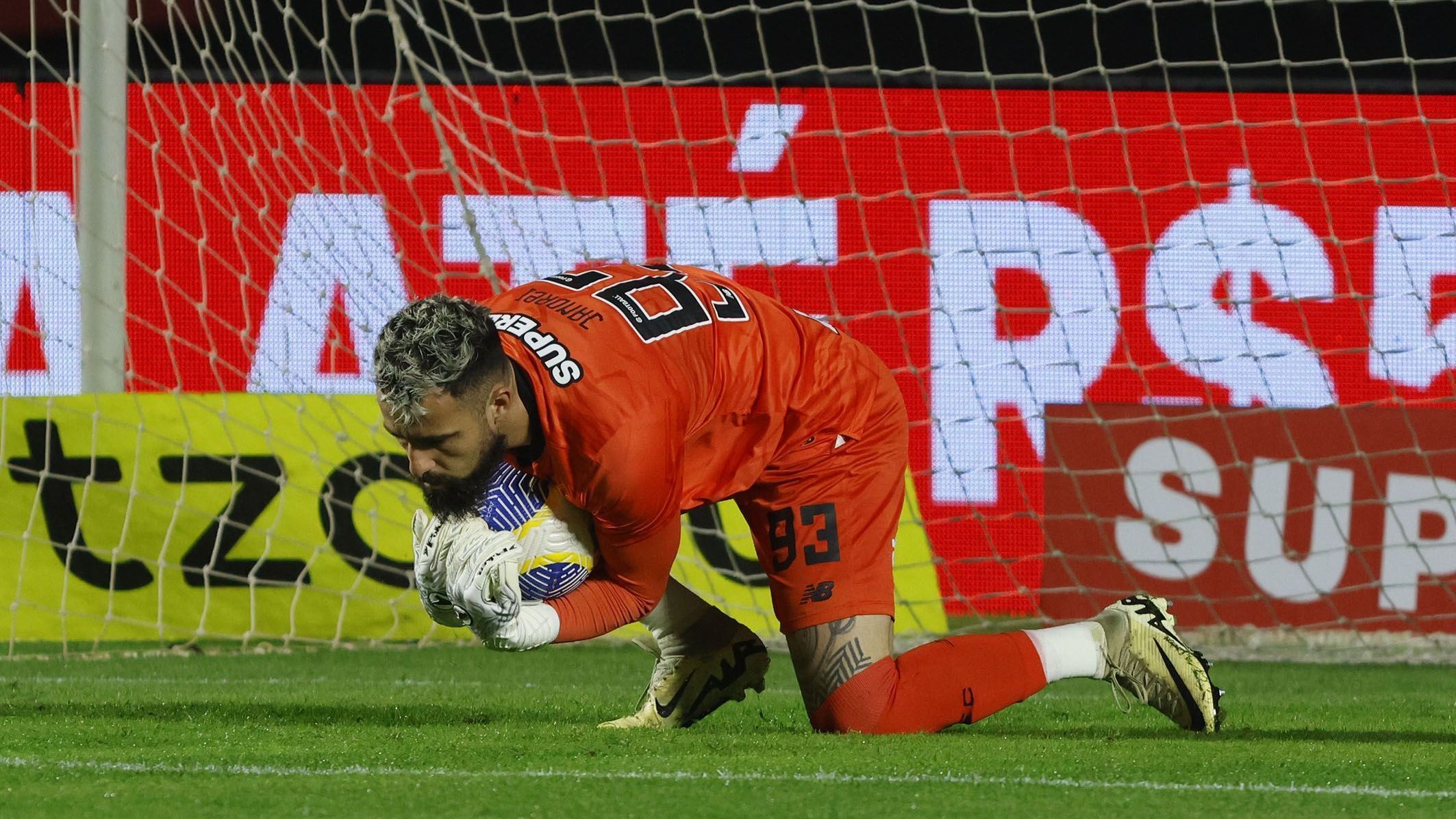 Jandrei, goleiro do São Paulo, em vitória contra o Criciúma